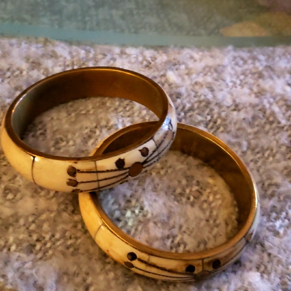 🎄Pre-owned pair of elephant bone bracelets